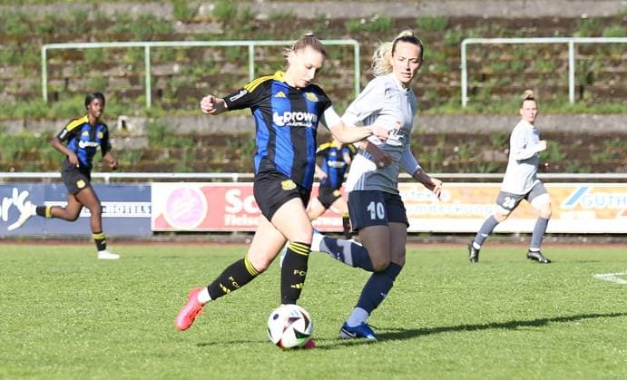 21 04 2025, xpfrx, Fußball Frauen Saarlandpokal Halbfinale, 1 FC Saarbrücken 1 FC Riegelsberg v l Larissa Theil Saarbrücken , Anika Laloe Riegelsberg DFL DFB REGULATIONS PROHIBIT ANY USE OF PHOTOGRAPHS as IMAGE SEQUENCES and or QUASI VIDEO Saarbrücken