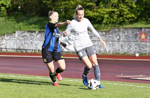 21 04 2025, xpfrx, Fußball Frauen Saarlandpokal Halbfinale, 1 FC Saarbrücken 1 FC Riegelsberg v l Larissa Theil Saarbrücken , Anika Laloe Riegelsberg DFL DFB REGULATIONS PROHIBIT ANY USE OF PHOTOGRAPHS as IMAGE SEQUENCES and or QUASI VIDEO Saarbrücken