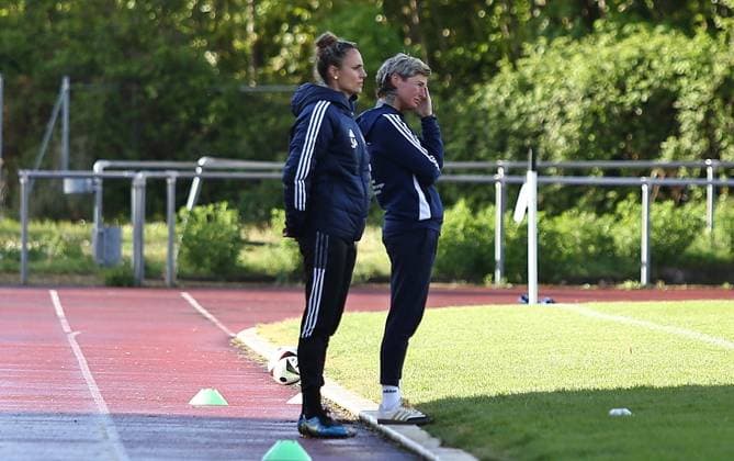 21 04 2025, xpfrx, Fußball Frauen Saarlandpokal Halbfinale, 1 FC Saarbrücken 1 FC Riegelsberg Trainerin Melanie Klein rechts, Riegelsberg enttäuscht nach vergebener Torchance ihrer Mannschaft DFL DFB REGULATIONS PROHIBIT ANY USE OF PHOTOGRAPHS as IMAGE SEQUENCES and or QUASI VIDEO Saarbrücken