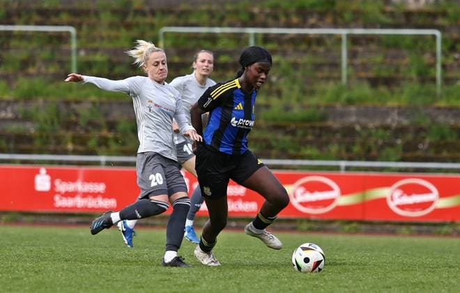 21 04 2025, xpfrx, Fußball Frauen Saarlandpokal Halbfinale, 1 FC Saarbrücken 1 FC Riegelsberg v l Kira Lackmann Riegelsberg , Chelsea Agyei Saarbrücken DFL DFB REGULATIONS PROHIBIT ANY USE OF PHOTOGRAPHS as IMAGE SEQUENCES and or QUASI VIDEO Saarbrücken