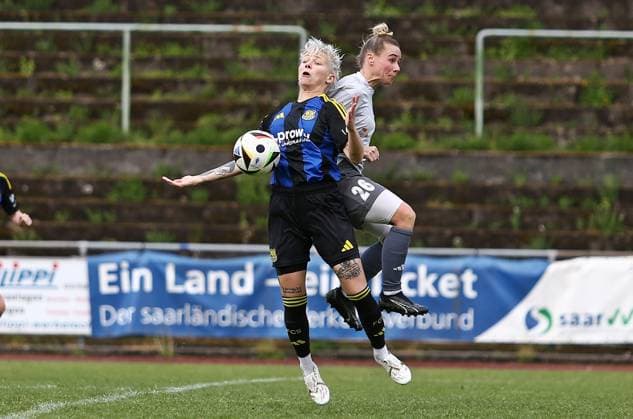 21 04 2025, xpfrx, Fußball Frauen Saarlandpokal Halbfinale, 1 FC Saarbrücken 1 FC Riegelsberg v l Emma Dörr Saarbrücken , Sandra Pelzer Riegelsberg DFL DFB REGULATIONS PROHIBIT ANY USE OF PHOTOGRAPHS as IMAGE SEQUENCES and or QUASI VIDEO Saarbrücken