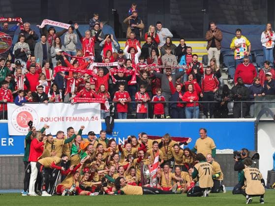 CUP FINAL STANDARD VS RSC ANDERLECHT Standard players posing with the cup with the supporters after a female soccer game between Standard Femina de Liege and RSC Anderlecht in the Belgian Cup Final competition , on Monday 21 April 2025 in Leuven, Belgium . PHOTO SPORTPIX SEVIL OKTEM Leuven King Power Stadium - Den Dreef Vlaams Brabant BELGIUM  Copyright: xSportpix.bex xSevilxOktemxSevilxOktemx
