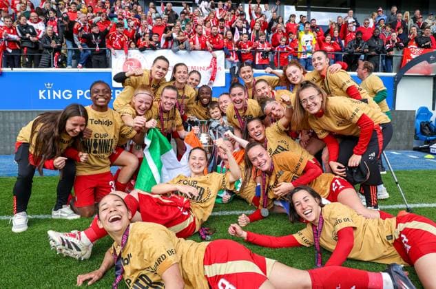 CUP FINAL STANDARD VS RSC ANDERLECHT Standard players posing with the cup after winning the female soccer game between Standard Femina de Liege and RSC Anderlecht in the Belgian Cup Final competition , on Monday 21 April 2025 in Leuven, Belgium . PHOTO SPORTPIX SEVIL OKTEM Leuven King Power Stadium - Den Dreef Vlaams Brabant BELGIUM  Copyright: xSportpix.bex xSevilxOktemxSevilxOktemx