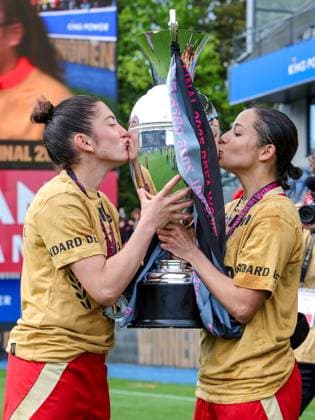 CUP FINAL STANDARD VS RSC ANDERLECHT Noemie Gelders (10) of Standard and Lola Wajnblum (22) of Standard kissing the cup after winning the female soccer game between Standard Femina de Liege and RSC Anderlecht in the Belgian Cup Final competition , on Monday 21 April 2025 in Leuven, Belgium . PHOTO SPORTPIX SEVIL OKTEM Leuven King Power Stadium - Den Dreef Vlaams Brabant BELGIUM  Copyright: xSportpix.bex xSevilxOktemxSevilxOktemx