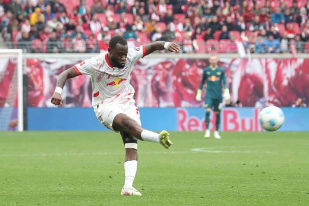 19 04 2025, xgox, Soccer 1 Bundesliga, RB Leipzig Holstein Kiel emspor, v l Lutsharel Geertruida Leipzig, 3 DFL DFB REGULATIONS PROHIBIT ANY USE OF PHOTOGRAPHS as IMAGE SEQUENCES and or QUASI VIDEO Leipzig