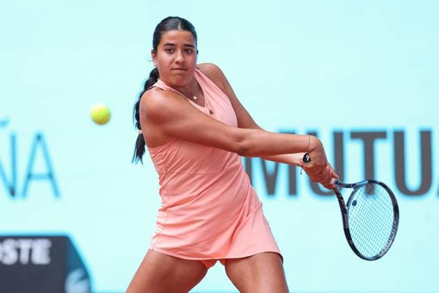 April 21, 2025, Madrid, Madrid, SPAIN: Ruth Roura Llaverias of Spain in action against Bernarda Pera of USA during the Mutua Madrid Open 2025, ATP, Tennis Herren Masters 1000 and WTA, Tennis Damen 1000, tennis tournament celebrated at Caja Magica on April 21, 2025 in Madrid, Spain. Madrid SPAIN - ZUMAa181 20250421_zaa_a181_077 Copyright: xIrinaxR.xHipolitox