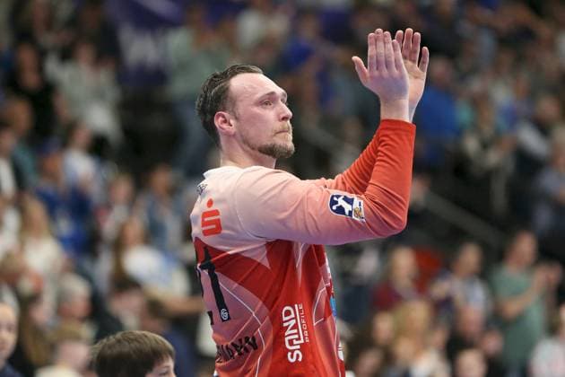 21 04 2025, Men, Handball, Season 2024 2025, 2 Handball Bundesliga, 28 Matchday TV Grosswallstadt TSV GWD Minden Stefan Hanemann 21, TV Grosswallstadt applauds the fans Elsenfeld Untermainhalle Bayern Germany