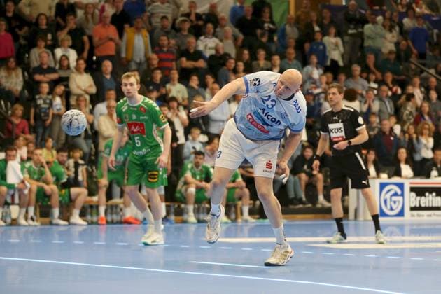 21 04 2025, Men, Handball, Season 2024 2025, 2 Handball Bundesliga, 28 Matchday TV Grosswallstadt TSV GWD Minden Lars Roeller 23, TV Grosswallstadt successfully scores with a 7-meter penalty throw to 37 34 Elsenfeld Untermainhalle Bayern Germany