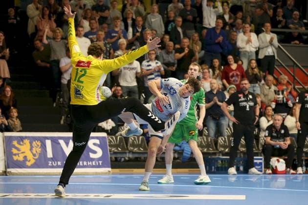 21 04 2025, Men, Handball, Season 2024 2025, 2 Handball Bundesliga, 28 Matchday TV Grosswallstadt TSV GWD Minden Lucas Grabitz 12, GWD Minden holds the throw of Tobias Buck 33, TV Grosswallstadt Elsenfeld Untermainhalle Bayern Germany