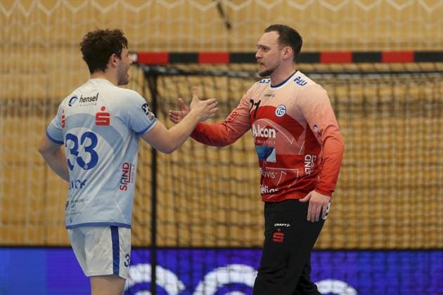 21 04 2025, Men, Handball, Season 2024 2025, 2 Handball Bundesliga, 28 Matchday TV Grosswallstadt TSV GWD Minden Tobias Buck 33, TV Grosswallstadt and Stefan Hanemann 21, TV Grosswallstadt clap off Elsenfeld Untermainhalle Bayern Germany