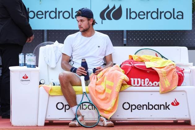 April 21, 2025, Madrid, Madrid, SPAIN: Otto Virtanen of Finland looks on against Borna Coric of Croatia during the Mutua Madrid Open 2025, ATP, Tennis Herren Masters 1000 and WTA, Tennis Damen 1000, tennis tournament celebrated at Caja Magica on April 21, 2025 in Madrid, Spain. Madrid SPAIN - ZUMAa181 20250421_zaa_a181_127 Copyright: xIrinaxR.xHipolitox