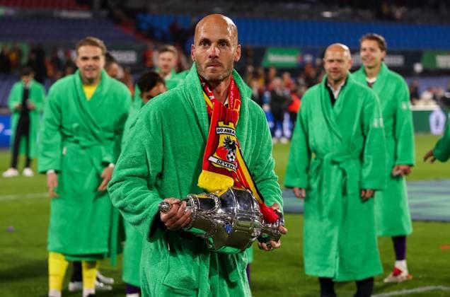 2025-04-21 AZ v Go Ahead Eagles - Final of the Dutch Toto KNVB Cup ROTTERDAM, NETHERLANDS - APRIL 21: Headcoach Paul Simonis of Go Ahead Eagles celebrating the win with the cup during the Final of the Dutch Toto KNVB Cup match between AZ and Go Ahead Eagles at Stadion Feijenoord on April 21, 2025 in Rotterdam, Netherlands. Rotterdam Stadion Feijenoord Netherlands Content not available for redistribution in The Netherlands directly or indirectly through any third parties. Copyright: xHansxvanxderxValkx