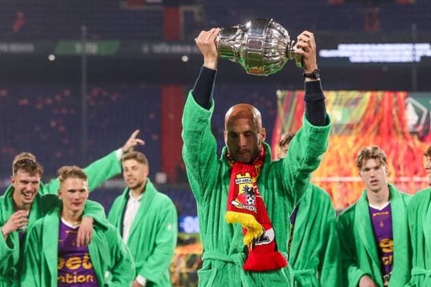 2025-04-21 AZ v Go Ahead Eagles - Final of the Dutch Toto KNVB Cup ROTTERDAM, NETHERLANDS - APRIL 21: Headcoach Paul Simonis of Go Ahead Eagles celebrating the win with the cup during the Final of the Dutch Toto KNVB Cup match between AZ and Go Ahead Eagles at Stadion Feijenoord on April 21, 2025 in Rotterdam, Netherlands. Rotterdam Stadion Feijenoord Netherlands Content not available for redistribution in The Netherlands directly or indirectly through any third parties. Copyright: xHansxvanxderxValkx