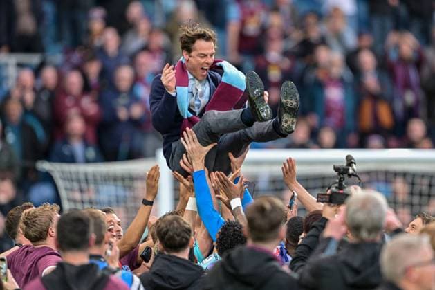 Bilder des Jahres 2025, Sport 04 April Sport Themen der Woche KW17 Sport Bilder des Tages 21st April 2025; Turf Moor, Burnley, Lancashire, England; EFL Championship Football, Burnley versus Sheffield United; Manager of Burnley Scott Parker is thrown into the air by his players during the celebrations after being promoted into the Premier league  ActionPlus12777991 LeexDurkin