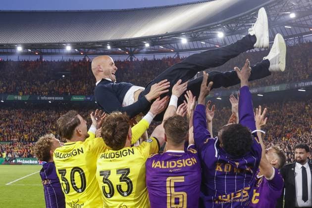 ROTTERDAM, Stadium De Kuip, 21-04-2025 , season 2024 2025 , Dutch TOTO KNVB Beker final . during the match AZ - Go Ahead Eagles (cup final), final result 1-1, GA Eagles wins after penalty kicks (2-4), players GA Eagles celebrate winning the cup, players GA Eagles throw GA Eagles trainer coach Paul Simonis in the air AZ - Go Ahead Eagles (cup final)  x28879327x Copyright: