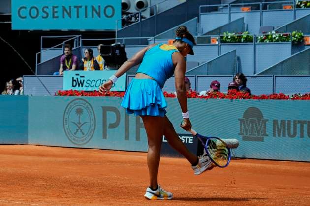 Mutua Madrid Open - Previews Naomi Osaka reacts after losing a point during the match between Japan s Naomi Osaka and Italy s Lucia Bronzetti of the Mutua Madrid Open 2025, ATP, Tennis Herren Masters 1000 and WTA, Tennis Damen 1000, tournament celebrated at Caja Magica on April 22, 2025 in Madrid, Spain. Madrid Spain  Copyright: xJosexBretonx originalFilename:bretonhernandez-mutuamad250422_npCzf.jpg