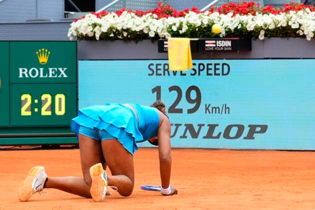 Mutua Madrid Open - Previews Noami Osaka on the ground in the last point where she loses the match during the match between Japan s Naomi Osaka and Italy s Lucia Bronzetti of the Mutua Madrid Open 2025, ATP, Tennis Herren Masters 1000 and WTA, Tennis Damen 1000, tournament celebrated at Caja Magica on April 22, 2025 in Madrid, Spain. Madrid Spain  Copyright: xJosexBretonx originalFilename:bretonhernandez-mutuamad250422_np2bP.jpg