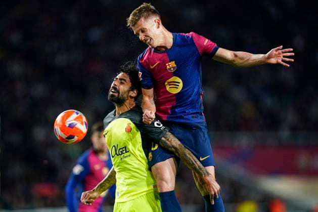 Bilder des Jahres 2025, Sport 04 April Sport Themen der Woche KW17 Sport Bilder des Tages FC Barcelona, Barca RCD Mallorca. La Liga EA Sports match. Date 33 Dani Olmo of FC Barcelona and Samu Costa of RCD Mallorca during the La Liga EA Sports match between FC Barcelona and RCD Mallorca played at Lluis Companys Stadium on 22 April 2025 in Barcelona, Spain. kpng Copyright: xBaguxBlancox xPRESSINPHOTOx PS_250422_BAR_MAL_013