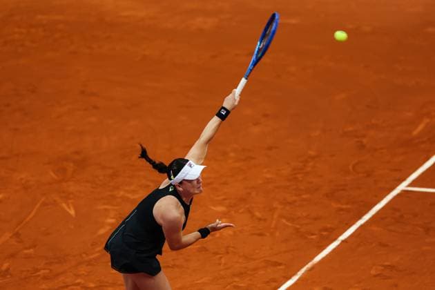 April 22, 2025, Madrid, Madrid, SPAIN: Lulu Sun of New Zealand in action against Varvara Gracheva of France during the Mutua Madrid Open 2025, ATP, Tennis Herren Masters 1000 and WTA, Tennis Damen 1000, tennis tournament celebrated at Caja Magica on April 22, 2025 in Madrid, Spain. Madrid SPAIN - ZUMAa181 20250422_zaa_a181_237 Copyright: xIrinaxR.xHipolitox