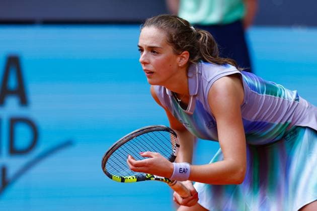 April 22, 2025, Madrid, Madrid, SPAIN: Lucia Bronzetti of Italy in action against Naomi Osaka of Japan during the Mutua Madrid Open 2025, ATP, Tennis Herren Masters 1000 and WTA, Tennis Damen 1000, tennis tournament celebrated at Caja Magica on April 22, 2025 in Madrid, Spain. Madrid SPAIN - ZUMAa181 20250422_zaa_a181_078 Copyright: xDennisxAgyemanx