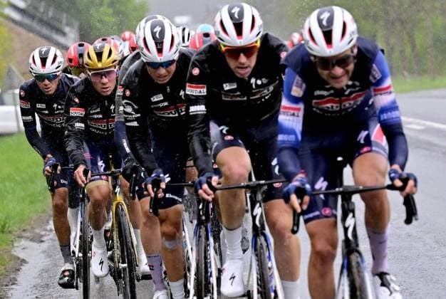 Soudal Quick-Step riders and Belgian Remco Evenepoel of Soudal Quick-Step pictured in action during the men s race of the La Fleche Wallonne , one day cycling race (Waalse Pijl - Walloon Arrow), 205,2 km from Ciney to Huy, Wednesday 23 April 2025. DIRKxWAEM  x121629630x