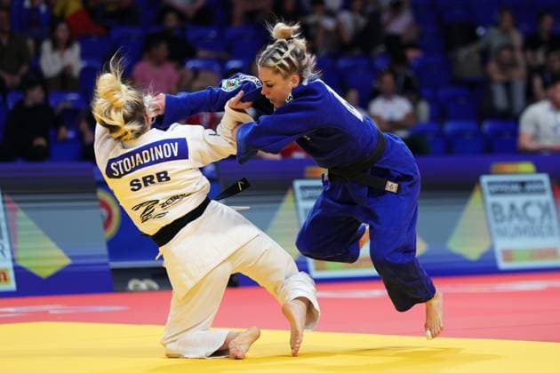 Bilder des Jahres 2025, Sport 04 April Sport Themen der Woche KW17 Sport Bilder des Tages Belgian Lois Petit (blue gi) and Serbian Andrea Stojadinov (white gi) pictured in action during their bout in the Women s -48kg category, at the European Championships judo in Podgorica, Montenegro, on Wednesday 23 April 2025. The tournament is taking place from 23 tot 27 April 2025. NIKOLAxKRISTC  x121635811x