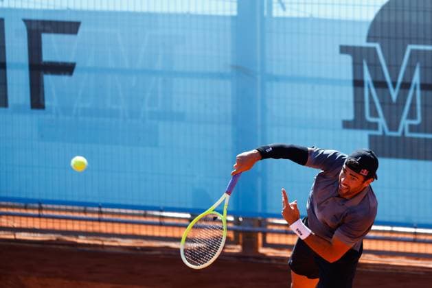 April 23, 2025, Madrid, Madrid, SPAIN: Matteo Berrettini of Italy warms up during the Mutua Madrid Open 2025, ATP, Tennis Herren Masters 1000 and WTA, Tennis Damen 1000, tennis tournament celebrated at Caja Magica on April 23, 2025 in Madrid, Spain. Madrid SPAIN - ZUMAa181 20250423_zaa_a181_083 Copyright: xDennisxAgyemanx