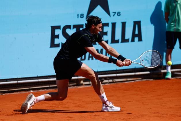 April 23, 2025, Madrid, Madrid, SPAIN: Arthur Rinderknech of France in action against Roman Safiullin of Russia during the Mutua Madrid Open 2025, ATP, Tennis Herren Masters 1000 and WTA, Tennis Damen 1000, tennis tournament celebrated at Caja Magica on April 23, 2025 in Madrid, Spain. Madrid SPAIN - ZUMAa181 20250423_zaa_a181_084 Copyright: xDennisxAgyemanx