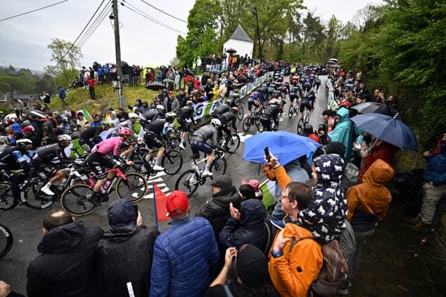 The pack of riders pictured in action during the climb of the Mur de Huy during the men s race of the La Fleche Wallonne , one day cycling race (Waalse Pijl - Walloon Arrow), 205,2 km from Ciney to Huy, Wednesday 23 April 2025. JASPERxJACOBS  x121639836x