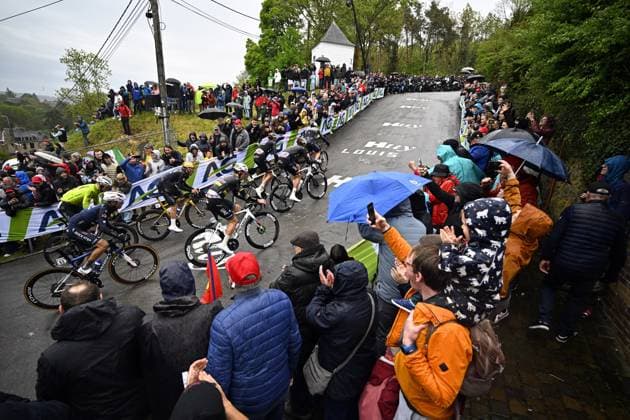 The pack of riders and Belgian Remco Evenepoel of Soudal Quick-Step (C) pictured in action during the climb of the Mur de Huy during the men s race of the La Fleche Wallonne , one day cycling race (Waalse Pijl - Walloon Arrow), 205,2 km from Ciney to Huy, Wednesday 23 April 2025. JASPERxJACOBS  x121639860x