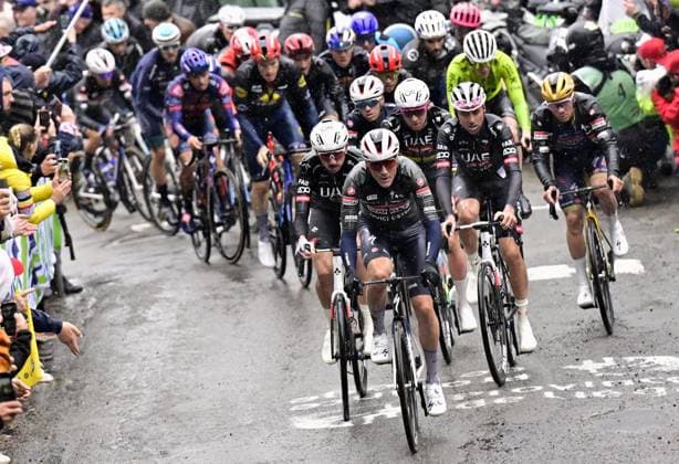 The pack of riders pictured in action during the climb of the Mur de Huy during the men s race of the La Fleche Wallonne , one day cycling race (Waalse Pijl - Walloon Arrow), 205,2 km from Ciney to Huy, Wednesday 23 April 2025. DIRKxWAEM  x121641858x