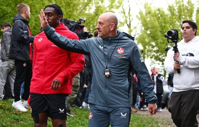 23 04 2025, xmohx, Soccer 2 Bundesliga, 1 FC Kaiserslautern Training v l Coach Torsten Lieberknecht Kaiserslautern enters the pitch waving to the fans DFL DFB REGULATIONS PROHIBIT ANY USE OF PHOTOGRAPHS as IMAGE SEQUENCES and or QUASI VIDEO Kaiserslautern