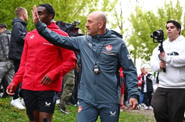 23 04 2025, xmohx, Soccer 2 Bundesliga, 1 FC Kaiserslautern Training v l Coach Torsten Lieberknecht Kaiserslautern enters the pitch waving to the fans DFL DFB REGULATIONS PROHIBIT ANY USE OF PHOTOGRAPHS as IMAGE SEQUENCES and or QUASI VIDEO Kaiserslautern