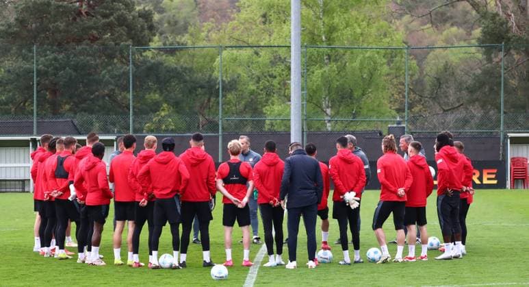 23 04 2025, xmohx, Soccer 2 Bundesliga, 1 FC Kaiserslautern Training v l Coach Torsten Lieberknecht Kaiserslautern at his first training of 1 FC Kaiserslautern with a speech to the team DFL DFB REGULATIONS PROHIBIT ANY USE OF PHOTOGRAPHS as IMAGE SEQUENCES and or QUASI VIDEO Kaiserslautern