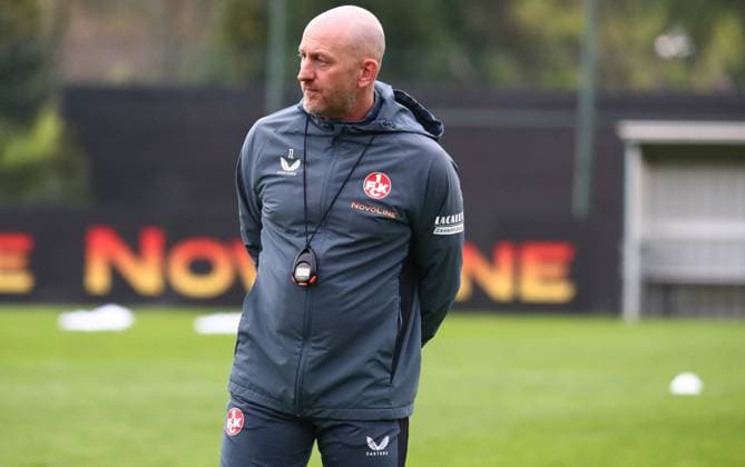 23 04 2025, xmohx, Soccer 2 Bundesliga, 1 FC Kaiserslautern Training v l Coach Torsten Lieberknecht Kaiserslautern at his first training of 1 FC Kaiserslautern DFL DFB REGULATIONS PROHIBIT ANY USE OF PHOTOGRAPHS as IMAGE SEQUENCES and or QUASI VIDEO Kaiserslautern