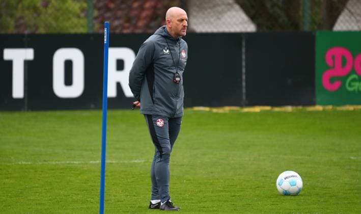 23 04 2025, xmohx, Soccer 2 Bundesliga, 1 FC Kaiserslautern Training v l Coach Torsten Lieberknecht Kaiserslautern DFL DFB REGULATIONS PROHIBIT ANY USE OF PHOTOGRAPHS as IMAGE SEQUENCES and or QUASI VIDEO Kaiserslautern