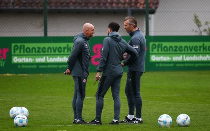 23 04 2025, xmohx, Soccer 2 Bundesliga, 1 FC Kaiserslautern Training v l Coach Torsten Lieberknecht Kaiserslautern with his coaching team DFL DFB REGULATIONS PROHIBIT ANY USE OF PHOTOGRAPHS as IMAGE SEQUENCES and or QUASI VIDEO Kaiserslautern