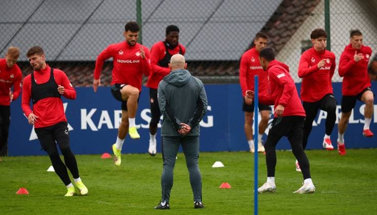 23 04 2025, xmohx, Soccer 2 Bundesliga, 1 FC Kaiserslautern Training v l Coach Torsten Lieberknecht Kaiserslautern looks at his teams unit DFL DFB REGULATIONS PROHIBIT ANY USE OF PHOTOGRAPHS as IMAGE SEQUENCES and or QUASI VIDEO Kaiserslautern
