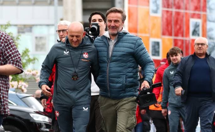 23 04 2025, xmohx, Soccer 2 Bundesliga, 1 FC Kaiserslautern Training v l Coach Torsten Lieberknecht Kaiserslautern enters the pitch for the first official training DFL DFB REGULATIONS PROHIBIT ANY USE OF PHOTOGRAPHS as IMAGE SEQUENCES and or QUASI VIDEO Kaiserslautern