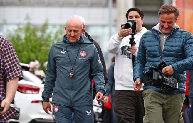 23 04 2025, xmohx, Soccer 2 Bundesliga, 1 FC Kaiserslautern Training v l Coach Torsten Lieberknecht Kaiserslautern enters the pitch for the first official training DFL DFB REGULATIONS PROHIBIT ANY USE OF PHOTOGRAPHS as IMAGE SEQUENCES and or QUASI VIDEO Kaiserslautern