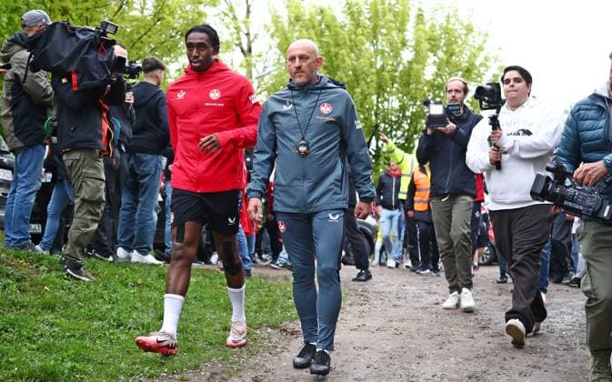 23 04 2025, xmohx, Soccer 2 Bundesliga, 1 FC Kaiserslautern Training v l Coach Torsten Lieberknecht Kaiserslautern enters the pitch for the first official training DFL DFB REGULATIONS PROHIBIT ANY USE OF PHOTOGRAPHS as IMAGE SEQUENCES and or QUASI VIDEO Kaiserslautern