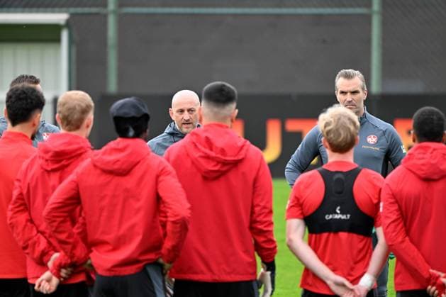 Football 2 Bundesliga Season 2024 25 1 FC Kaiserslautern 23 04 2025 Fritz Walter Stadium 1 Training with coach Torsten LIEBERKNECHT and co-coach Carsten RUMP Speech to the team 1 FC Kaiserslautern