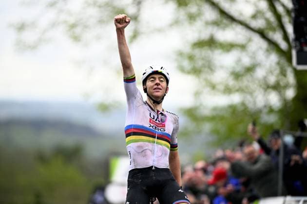 Sport Bilder des Tages Slovenian Tadej Pogacar of UAE Team Emirates celebrates after winning the men s race of the La Fleche Wallonne , one day cycling race (Waalse Pijl - Walloon Arrow), 205,2 km from Ciney to Huy, Wednesday 23 April 2025. JASPERxJACOBS  x121649008x