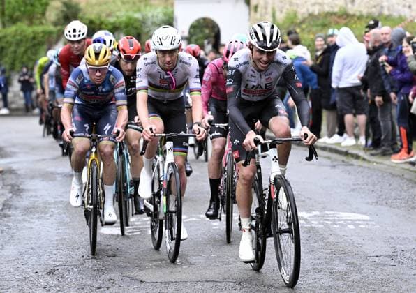 Slovenian Tadej Pogacar of UAE Team Emirates, Belgian Remco Evenepoel of Soudal Quick-Step and The pack of riders pictured during the men s race of the La Fleche Wallonne , one day cycling race (Waalse Pijl - Walloon Arrow), 205,2 km from Ciney to Huy, Wednesday 23 April 2025. DIRKxWAEM  x121652722x