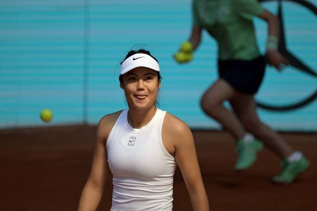 April 23, 2025, Madrid, Madrid, Spain: EMMA RADUCANU of England during her match against SUZAN LAMENS of Netherland on Day Three of the Mutua Madrid Open at La Caja Magica. Madrid Spain - ZUMAd308 20250423_zsp_d308_027 Copyright: xJuanxCarlosxLucasx