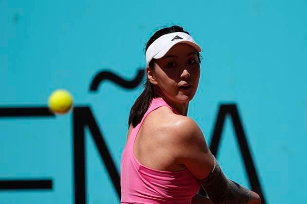 April 23, 2025, Madrid, Madrid, SPAIN: Wang Xinyu of China in action against Maria Sakkari of Greece during the Mutua Madrid Open 2025, ATP, Tennis Herren Masters 1000 and WTA, Tennis Damen 1000, tennis tournament celebrated at Caja Magica on April 23, 2025 in Madrid, Spain. Madrid SPAIN - ZUMAa181 20250423_zaa_a181_162 Copyright: xOscarxJ.xBarrosox