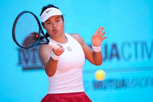 April 23, 2025, Madrid, Madrid, SPAIN: Emma Raducanu of Great Britain in action against Suzan Lamens of The Netherlands during the Mutua Madrid Open 2025, ATP, Tennis Herren Masters 1000 and WTA, Tennis Damen 1000, tennis tournament celebrated at Caja Magica on April 23, 2025 in Madrid, Spain. Madrid SPAIN - ZUMAa181 20250423_zaa_a181_181 Copyright: xOscarxJ.xBarrosox