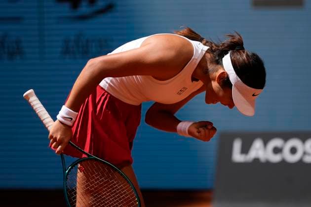April 23, 2025, Madrid, Madrid, SPAIN: Emma Raducanu of Great Britain in action against Suzan Lamens of The Netherlands during the Mutua Madrid Open 2025, ATP, Tennis Herren Masters 1000 and WTA, Tennis Damen 1000, tennis tournament celebrated at Caja Magica on April 23, 2025 in Madrid, Spain. Madrid SPAIN - ZUMAa181 20250423_zaa_a181_186 Copyright: xOscarxJ.xBarrosox