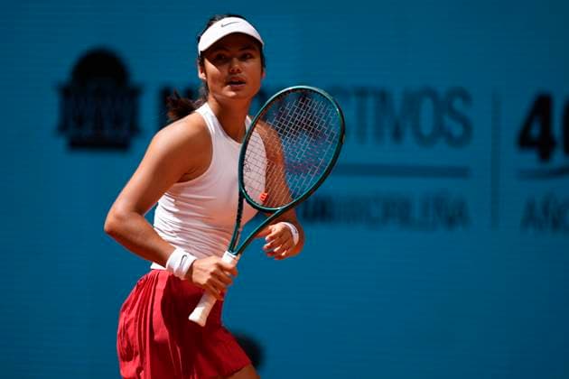 April 23, 2025, Madrid, Madrid, SPAIN: Emma Raducanu of Great Britain in action against Suzan Lamens of The Netherlands during the Mutua Madrid Open 2025, ATP, Tennis Herren Masters 1000 and WTA, Tennis Damen 1000, tennis tournament celebrated at Caja Magica on April 23, 2025 in Madrid, Spain. Madrid SPAIN - ZUMAa181 20250423_zaa_a181_188 Copyright: xOscarxJ.xBarrosox