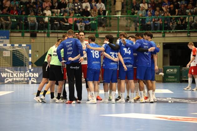 f l Circle of both teams before the start of the match Bergischer HC 06 vs HBW Balingen Weilstetten, Handball, 2 HBL, Season 2024 2025, 23 04 2025 Bergischer HC 06 vs HBW Balingen Weilstetten, Handball, 2 HBL, Season 2024 2025, 23 04 2025 Wuppertal Copyright: xEibner-Pressefoto ThomasxStoeckex EP_TSR